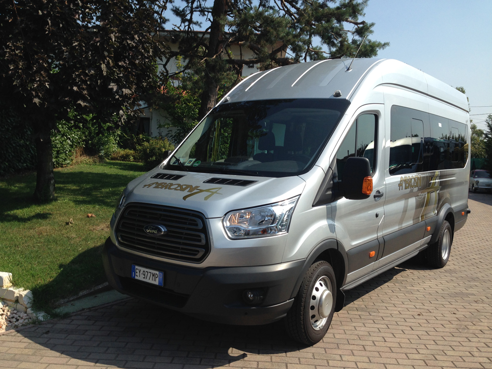 Ford minibus 17 posti di fronte