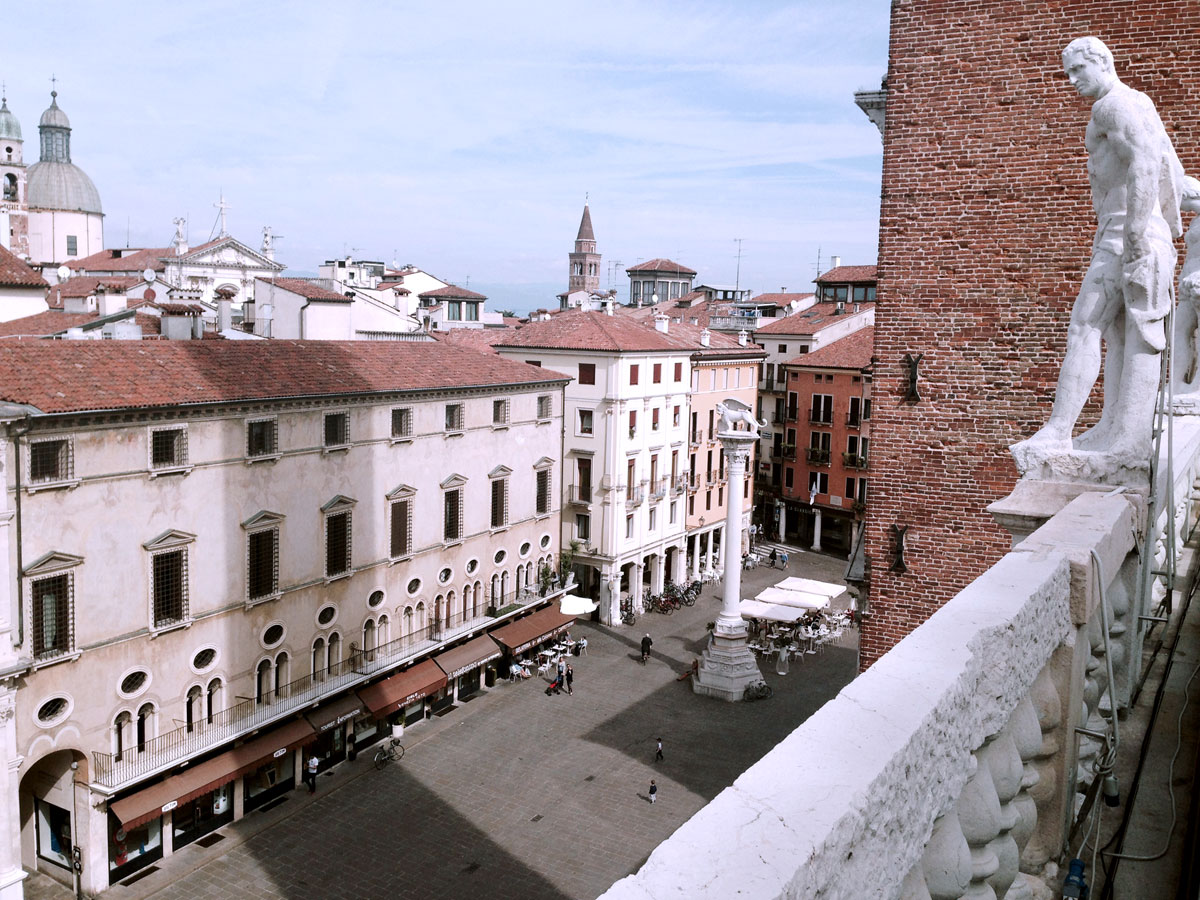 Vista piazza dei Signori dalla terrazza della Basilica Palladiana