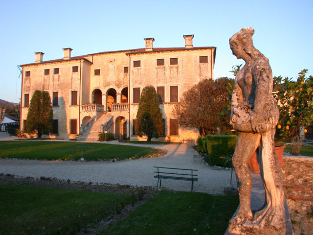 Villa-Godi con statua
